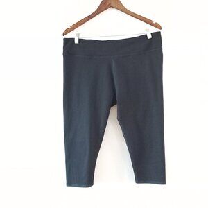FABLETICS black capri leggings